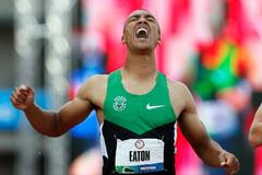 Americký desetibojař Ashton Eaton se raduje z nového světového rekordu, který vytvořil při závodech v americkém Eugene v roce 2012