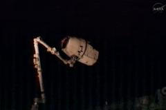 Posádka ISS zachytila soukromý modul Dragon