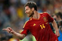 Xabi Alonso slaví svůj gól během čtvrtfinálového utkání Španělska s Francií na Euru 2012