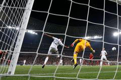 Xabi Alonso střílí gól během čtvrtfinálového utkání Španělska s Francií na Euru 2012