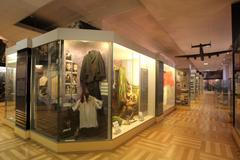 Padák a jiné drobnosti z pozůstalosti Gabčíka a Kubiše.