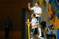 Philipp Lahm (dole) a Miroslav Klose slaví gól během utkání Německo - Řecko ve čtvrtfinále Eura 2012