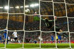 Philipp Lahm střílí gól za záda Michalise Sifakise během utkání Německo - Řecko ve čtvrtfinále Eura 2012