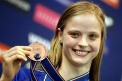 Plavkyně Simona Baumrtová s bronzovou medailí z ME