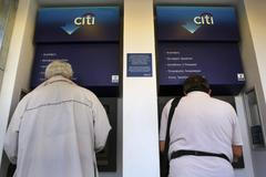 Řekové vybírají peníze z bank