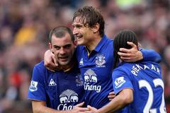 Radost fotbalistů Evertonu, uprostřed autor dvou branek Jelavič