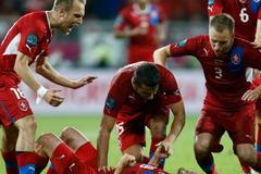 Čeští fotbalisté Daniel Kolář, Milan Baroš a Michal Kadlec se sklání nad Petrem Jiráčkem, jenž vstřelil gól Polsku v utkání skupiny A na Euru 2012