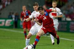 Polský fotbalista Lukasz Piszczek se snaží odehrát Václava Pilaře v utkání skupiny A s Českou republikouna Euru 2012