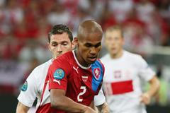 Český fotbalista Theodor Gebre Selassie nahrává míč v utkání skupiny A s Polskem na Euru 2012