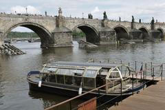 Loď na solární pohon na Vltavě