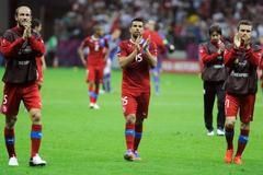 Roman Hubník, Milan Baroš a David Lafata děkují fanouškům po utkání Česko - Portugalsko ve čtvrtfinále Eura 2012.