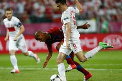 Český fotbalista Theodor Gebre Selassie vrávorá vedle Poláka Roberta Lewandowskiho  v utkání skupiny A na Euru 2012