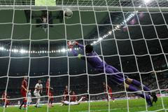 Cristiano Ronaldo střílí gól v utkání Česko - Portugalsko ve čtvrtfinále Eura 2012.