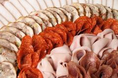 Nákup potravin, salám, šunka, uzeniny - ilustrační snímek