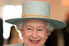 Královna Alžběta, Kate a Camilla si vyrazily do obchodu