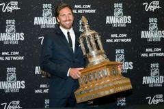 Hokejový brankář New York Rangers Henrik Lundqvist pózuje s Vezina Trophy během předávání trofejí NHL v Las Vegas za sezónu 2011/12