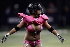 Ženský americký fotbal ve spodním prádle (Lingerie Football League)