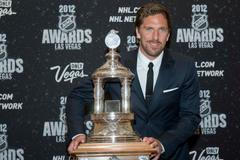 Hokejový brankář Henrik Lundqvist pózuje s Vezina Trophy během předávání trofejí NHL v Las Vegas za sezónu 2011/12