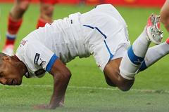 Theodor Gebre Selassie v utkání Ruska s Českou republikou v zíkladní skupině Eura 2012.