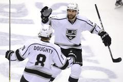 Radost Doughtyho a Stolla v zápase Phoenix Coyotes - LA Kings