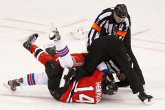 Play off NHL, New Jersey - Rangers, čtvrté utkání (Henrique, McDonagh)