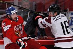 Střet Čáslavy a Daugavinse v utkání Česko - Lotyšsko