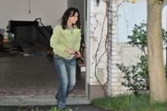 Eva Rathová sleduje, jak policie odváží jejího muže