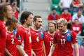 Čeští fotbalisté stavějí zeď v utkání Řecko - Česká republika na Euru 2012