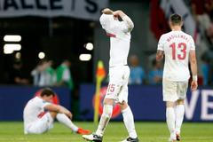 Polští fotbalisté Damien Perquis a Marcin Wasilewski jsou zklamaní po porážce s Českou republikou v utkání skupiny A na Euru 2012