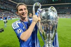 Frank Lampard z Chelsea s trofejí pro vítěze Ligy mistrů