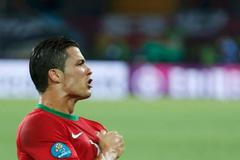 Portugalský fotbalista Cristiano Ronaldo slaví svůj druhý gól v utkání skupiny B s Nizozemskem na Euru 2012