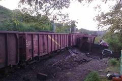 Vykolejený vlak s uhlím