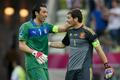 Gianluigi Buffon a Iker Casillas po utkání základní skupiny mezi Španělskem a Itálií na Euru 2012