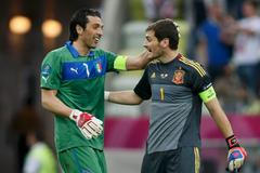 Gianluigi Buffon a Iker Casillas po utkání základní skupiny mezi Španělskem a Itálií na Euru 2012