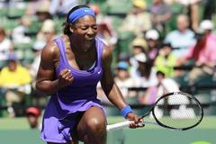 Serena Williamsová se raduje z vítězství nad Stosurovou