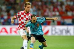 Euro 2012: Španělsko - Chorvatsko, souboj Andrese Iniesty a Ivana Rakitiče