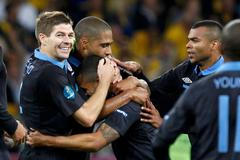 Anglický fotbalista Theo Walcott slaví se spoluhráči gól v síti Švédů v utkání skupiny D na Euru 2012