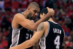 Hráči San Antonia Tim Duncan a Daniel Green