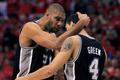 Hráči San Antonia Tim Duncan a Daniel Green