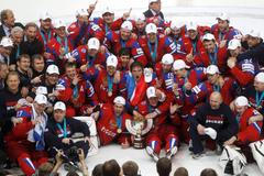 Ruský tým s trofejí pro mistry světa po finále MS Rusko - Slovensko