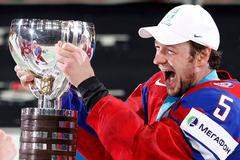 Ruský kapitán Ilja Nikulin zvedá trofej pro mistry světa po finále MS Rusko - Slovensko