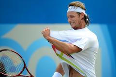 Argentinský tenista David Nalbandian reaguje na svou chybu v utkání s Bulharem Grigorem Dimitrovem na londýnském turnaji Klubu Královny Elizabeth