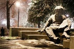 Sníh je všude: Na pláži, na růžích, zasypal i Einsteina