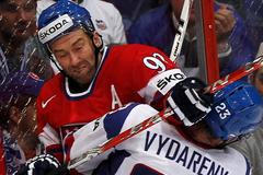 Souboj Petra Nedvěda a René vydareného v semifinále MS Česko - Slovensko