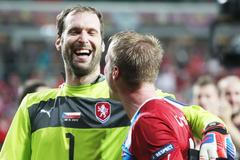 Český fotbalový brankář Petr Čech a David Limberský se radují z vítězství nad Polskemv utkání skupiny A na Euru 2012