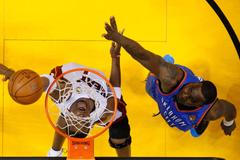 Chris Bosh (Miami Heat) a Kendrick Perkins (Oklahoma City Thunder)
