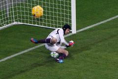 Zákrok Petra Čecha proti penaltě ve finále Ligy mistrů Bayern - Chelsea