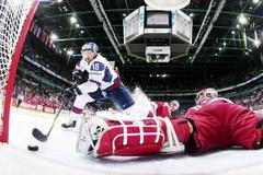 Miroslav Šatan překonává Jakuba Kováře