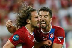 Český fotbalista Petr Jiráček a Milan Baroš slaví gól v polské díti v utkání skupiny A na Euru 2012
