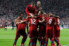 Čeští fotbalisté slaví vítězství nad Polskem v utkání skupiny A na Euru 2012